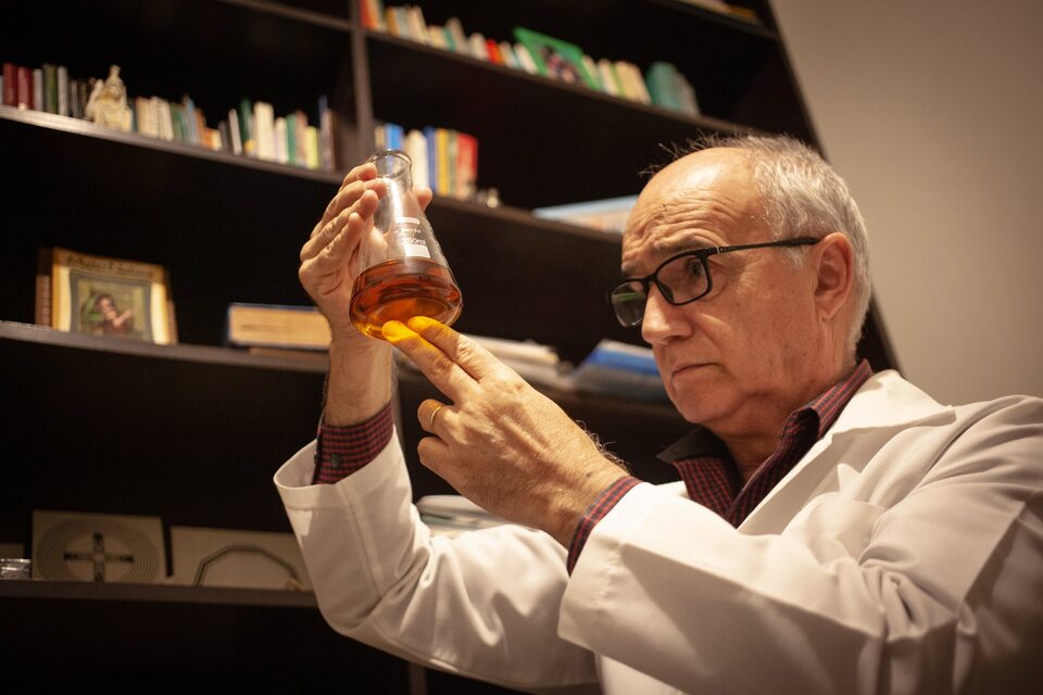 Prof. Rogério Fagundes Filho em seu consultório de pesquisa, em Curitiba.